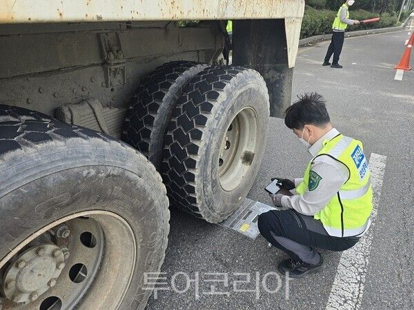 인천광역시 종합건설본부가 15일 도로 파손을 방지하고 시민의 안전을 확보하기 위해 관내 항만을 중심으로 과적 차량에 대한 관계기관 합동단속과 예방 캠페인을 실시하고 있다.