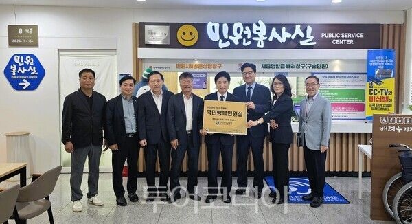 김대중 전남도교육감(왼쪽 다섯 번째)과 전남도교육청 간부들이 '국민행복민원실' 재인증 현판을 들고 기념사진 촬영을 하고 있다. /사진-전남도교육청