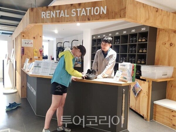 서울등산관광센터 북하산에서 장비를 대여하는 모습/사진-투어코리아
