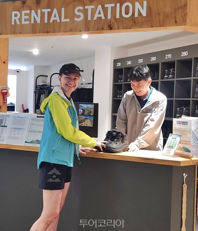 셰를이 등산 후 센터 물품보관소에 넣어놨던 짐을 챙겨 떠날 준비를 하고 있다. 서울등산관광산테에서 등산장비를 빌릴 수 있다/사진-투어코리아