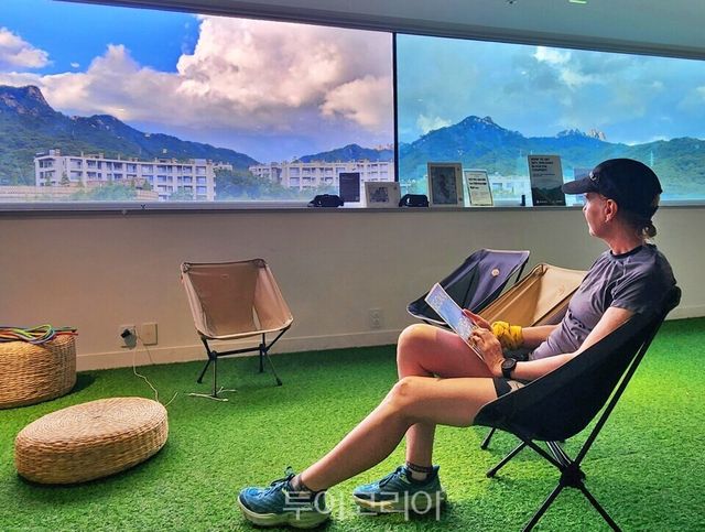 셰를이 등산 후 센터 물품보관소에 넣어놨던 짐을 챙겨 떠날 준비를 하고 있다. 서울등산관광산테에서 등산장비를 빌릴 수 있다/사진-투어코리아