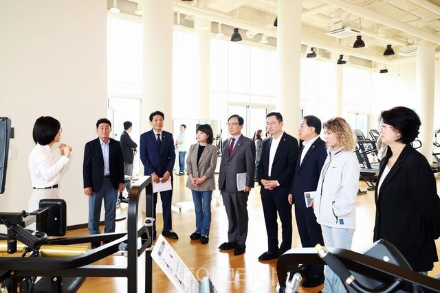 서울시의회 의료관광특별위원회 위원들이 의료 현장을 방문해 애로사항을 청취하고 있다./사진=서울시의회