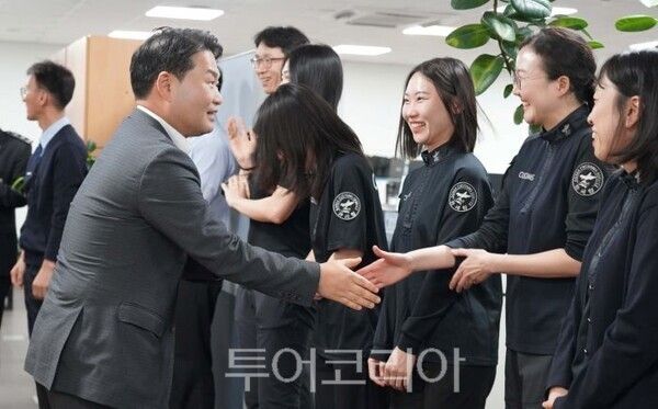 박헌 인천공항본부세관장이 직원들과 인사하고 있다/투어코리아뉴스 정명달 기자