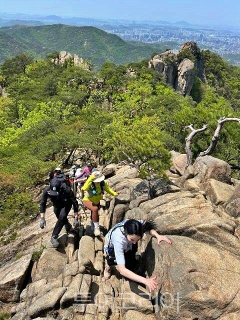 한국 산행을 즐기는 외국관광객/ 사진-서울관광재단