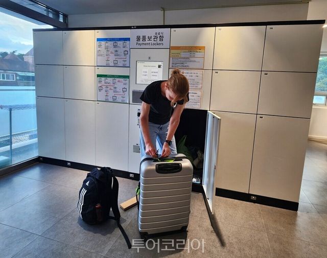 셰를이 등산 후 센터 물품보관소에 넣어놨던 짐을 챙겨 떠날 준비를 하고 있다. 셰를이 휴게라운드에서 창밖을 보며 쉬고 있다./사진-투어코리아​