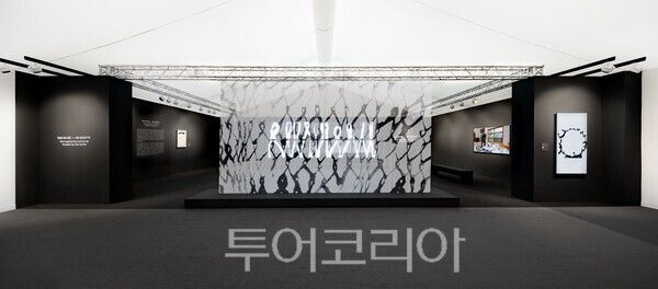 반투명 패브릭과 투명 올레드 TV, 올레드 에보를 나란히 배치해 하나의 작품처럼 구성한 LG전자의 전시 공간. /사진-LG전자