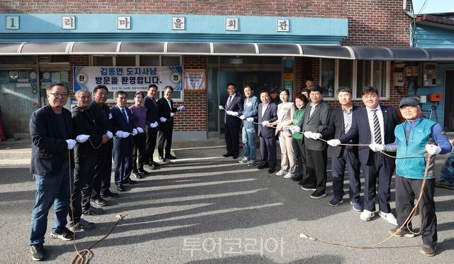 김동연지사가 16일 포천시 마치미 마을에서 열린 ‘경기 RE100 최우수 마을' 현판 제막식’을 갖고 있다/사진=경기도.