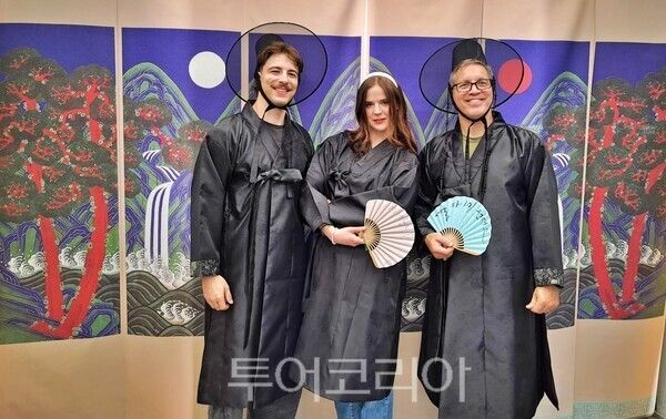 서울등산관광센터 북악산의 일월오봉도 포토존에서 기념사진을 찍는 외국관광객/사진-서울관광재단