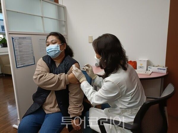 인천 동구가 관내 위탁의료기관 30개소에서 65세 이상 어르신 등을 대상으로 코로나19 무료 예방접종을 실시하고 있다.