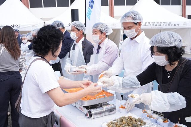 [투어코리아=유경훈 기자 ] 조병욱 음성 군수가 음성청결고춧가루를 넣어 만든 떡볶이를&nbsp;&nbsp;관람객들에게 나눠주고 있다./사진=음성군
