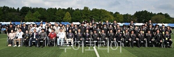 유정복 인천광역시장이 19일 드림파크 주민체육공원에서 열린 '인천광역시 자율방범연합회 제9회 직무경진대회'에서 참석자들과 기념촬영을 하고 있다.