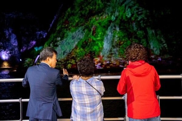 남한권 울릉군수 도동항 미디어파사트 시연행사 참석 관광객들과 이야기 모습(사진제공=울릉군청)