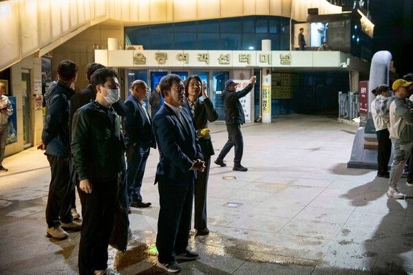 남한권 울릉군수 관계자들과 미디어파사드 시연 행사 참석 모습(사진제공=울릉군청)