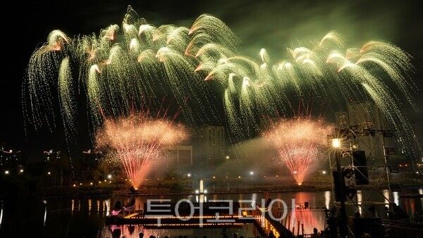 김포시가 지난 18일 한강중앙공원과 라베니체 일원에서 ‘2025 김포 라베니체 축제’를 개최하고 있다.