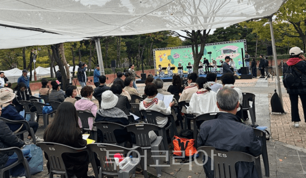 인천시가 18일 오후 월미공원 일대에서 인천문화재단과 공동 주최로 ‘2025년 인천생활문화축제’를 개최하고 있다.