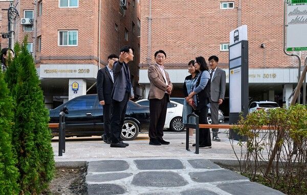 ​김동근 의정부시장 쌈지공원 일원 통학로 안전확보와 주민 생활환경 개선을 위한 점검 모습(사진제공=의정부시청)