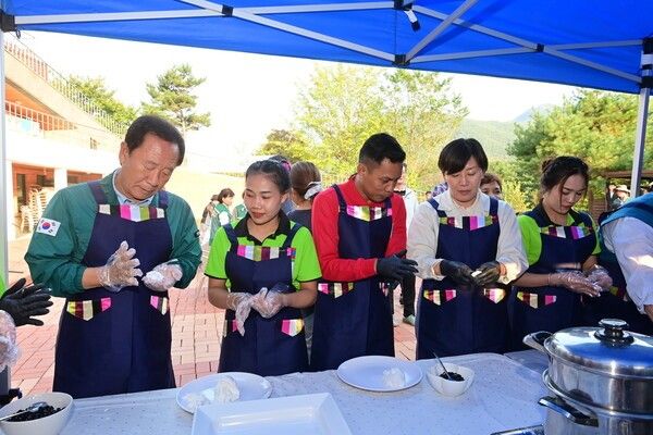 송미령(왼쪽에서 네번째) 농식품부 장관과 박현국 봉화군수가 외국인 계절근로자들과 송편을 빚고 있다./사진-봉화군