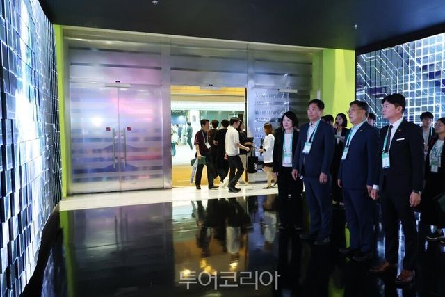 서울시의회 주공위원들이 지난 1일 서울 코엑스에서 열린 ‘스마트라이프위크 2025’ 현장을 방문해 스마트도시의 최근 동향과 첨단 기술을 직접 살펴보고 있다./사진=서울시의회