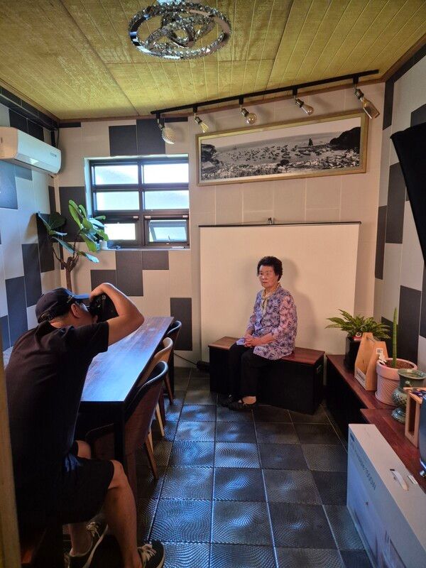 장수사진 촬영 모습(사진제공=울릉군청)