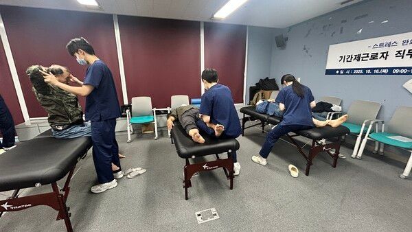 현장 근로자를 대상으로 ‘직무스트레스 관리 프로그램’을 운영 모습(사진제공=용산구청)