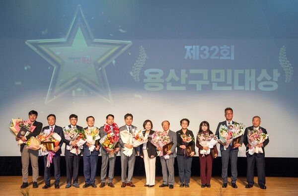 박희영 용산구청장 구민대상 수상자들과 기념촬영 모습(사진제공=용산구청)