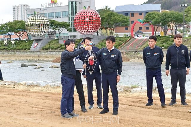 20알 윤경희 청송군수가 오는 29일 개막하는 사과축제장을 찾아 축제 준비 상황을 꼼꼼히 점검하고 있다./사진=청송군
