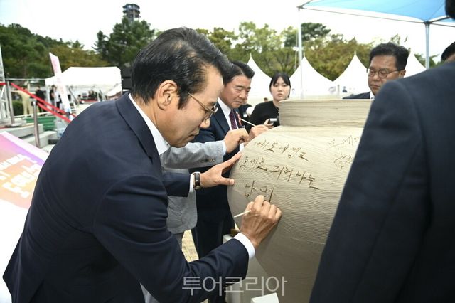 도예캠프 행사장을 찾은 최경식 남원시장이 도자기에 글을 쓰고&nbsp; 있다./사진=남원시