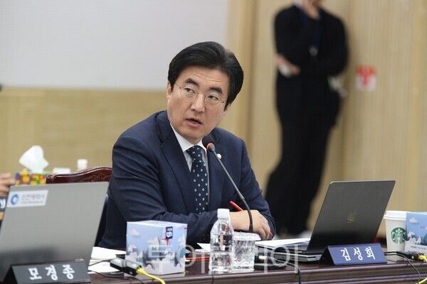 국회 행정안전위원회가 20일 오전 인천시청 본관 회의실에서 인천광역시를 대상으로 개최한 국정감사에서 김성회 의원이 질의를 하고 있다.&nbsp;2025.10.20. / 투어코리아 이창호 기자