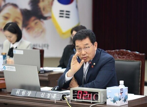 국회 행정안전위원회가 20일 오전 인천시청 본관 회의실에서 인천광역시를 대상으로 개최한 국정감사에서 신정훈 의원이 질의를 하고 있다. 2025.10.20. / 투어코리아 이창호 기자