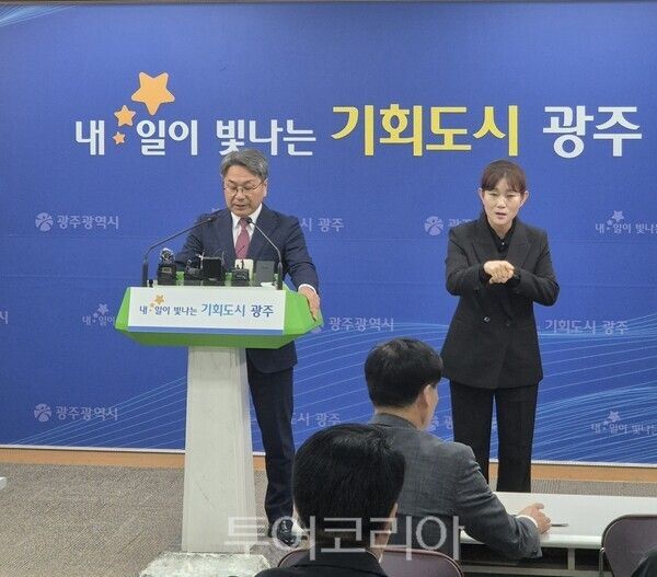 강기정 광주광역시장이 21일 광주시청 5층 브리핑실에서 국가AI컴퓨팅센터 유치 기자회견을 열고 이야기를 하고 있다. /사진-박정규 기자