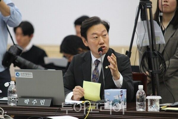 국회 행정안전위원회가 20일 오전 인천시청 본관 회의실에서 인천광역시를 대상으로 개최한 국정감사에서 박수민 의원이 질의를 하고 있다. 2025.10.20. / 투어코리아 이창호 기자