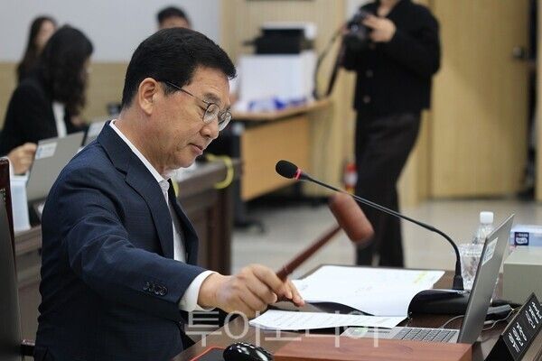 국회 행정안전위원회가 20일 오전 인천시청 본관 회의실에서 인천광역시를 대상으로 개최한 국정감사에서 신정훈 위원장이 개회를 선언하고 있다. 2025.10.20. / 투어코리아 이창호 기자