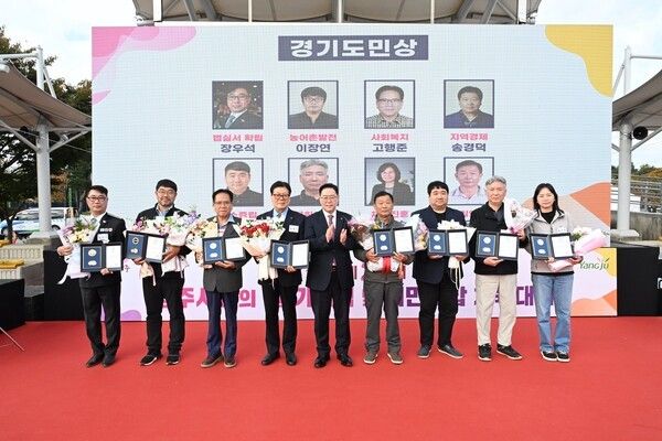 강수현 양주시장&nbsp; 경기도민상 수상자들과 기념촬영 모습(사진제공=강수현페이스북)