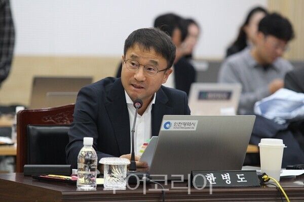 국회 행정안전위원회가 20일 오전 인천시청 본관 회의실에서 인천광역시를 대상으로 개최한 국정감사에서 한병도 의원이 질의를 하고 있다. 2025.10.20. / 투어코리아 이창호 기자