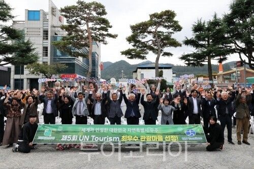 황인홍 무주군수가 군민들과 무주읍 ‘세계 최우수 관광마을’ 선정 축하 행사를 갖고 있다/사진=무주군