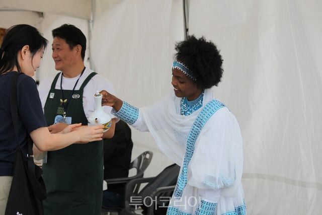 세계커피콩축제에서 에디오피아 바리스타가 커피시음을 제공하고 있다./사진=시흥시