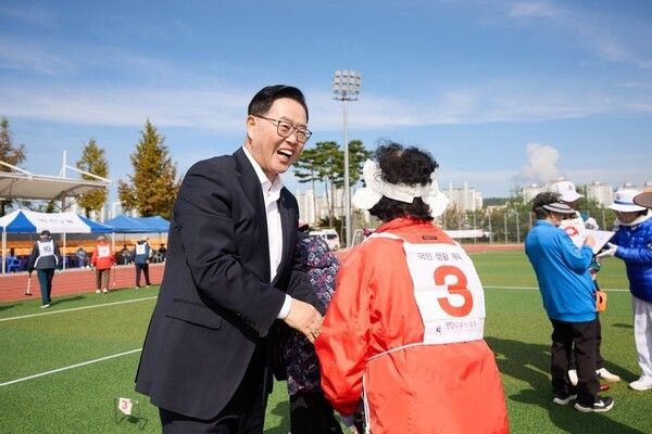 강수현 양주시장 제20회 양주시장기 게이트볼대회 참석 어르신들과 소통 인사 모습(사진제공=강수현페이스북)