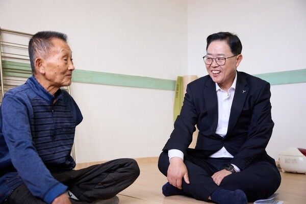 강수현 양주시장 홀몸 어르신 위문 방문 모습(사진제공=강수현페이스북)