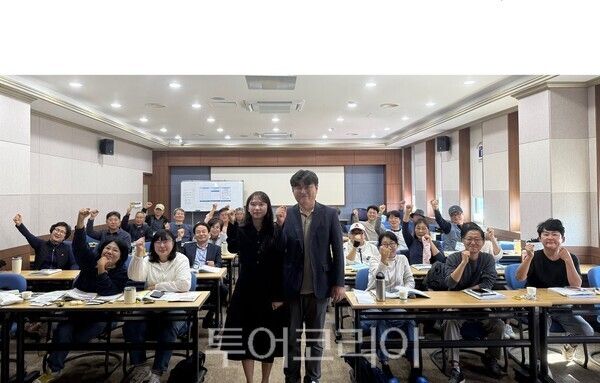 한국농어촌공사 해남완도지사 농지은행팀은 22일 완도군 귀농·귀촌 희망학교에서 농지은행 사업에 대한 강의를 개최했다. /사진-한국농어촌공사 해남완도지사