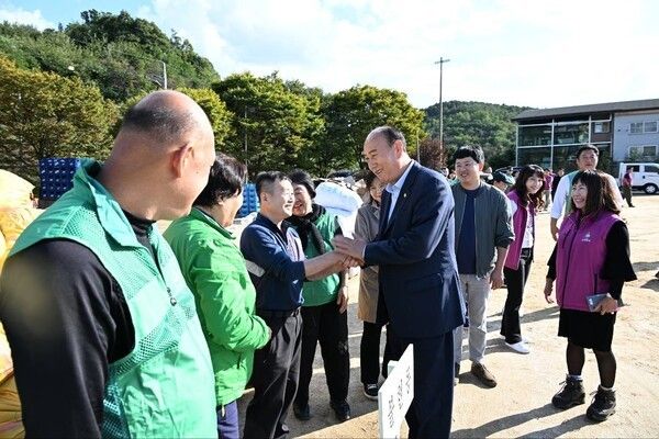 박형덕 동두천시장 새마을운동 3R 숨은자원 모으기 경진대회 참석 회원들과 소통 인사 모습(사진제공=박형덕페이스북)