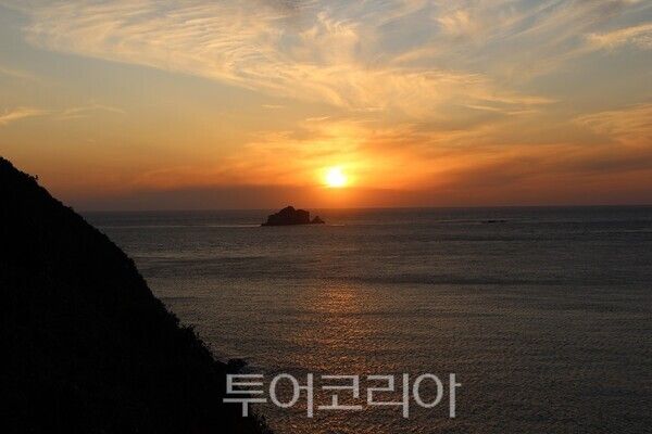 서풍받이 트레킹 코스에서 바라본 일몰 전경.&nbsp;2025.10.22. / 투어코리아 이창호 기자​