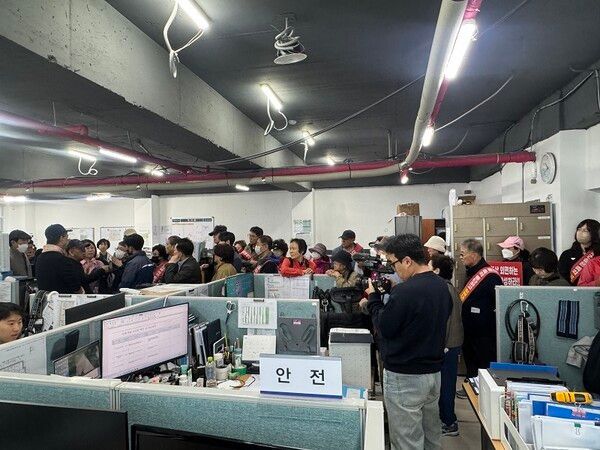 24일 부산진구 부암동에 위치한 ‘시민공원 푸르지오 오피스텔’ 현장사무실을 찾은 동문굿모닝힐 아파트 주민 대표들이 항의를 하고 있다/사진제공=동문굿모닝힐 피해대책위원회.