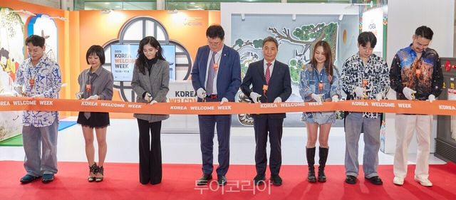 김대현 문화체육관광부 제2차관이 23일 인천 영종도 인천국제공항 제1여객터미널에서 열린 2025년 하반기 환영주간 개막행사에서 이부진 한국방문의해위원회 위원장과 함께 환영부스 오픈을 알리는 테이프커팅을 하고 있다./사진-문체부