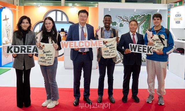 김대현 문화체육관광부 제2차관이 23일 인천 영종도 인천국제공항 제1여객터미널에서 열린 2025년 하반기 환영주간 개막행사에서 이부진 한국방문의해위원회 위원장과 함께 외국인 관광객에게 선물을 전달한 뒤 기념촬영을 하고 있다./사진-문체부