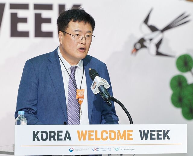 김대현 문화체육관광부 제2차관이 23일 인천 영종도 인천국제공항 제1여객터미널에서 열린 2025년 하반기 환영주간 개막행사에서 축사를 하고 있다./사진-문체부