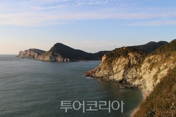인천시 옹진군 대청도 서풍받이 일대의 암석 절벽 지형이 저녁 노을빛을 받아 붉게 물들고 있다. 수직으로 솟은 규암 절벽은 약 10억 년 전 형성된 대청층군의 일부로, 서해에서 불어오는 강풍과 파도에 의해 오랜 세월 동안 다듬어진 지형이다. 바다와 하늘이 맞닿은 절벽 위로 붉은 석양이 번지며, 자연이 빚어낸 장엄한 풍경을 연출한다. 2025.10.22. / 투어코리아 이창호 기자​
