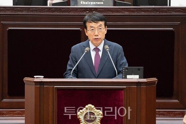 인천광역시의회 건설교통위원회 허식 의원이 24일 열린 제301회 임시회에서 5분 자유발언을 하고 있다.