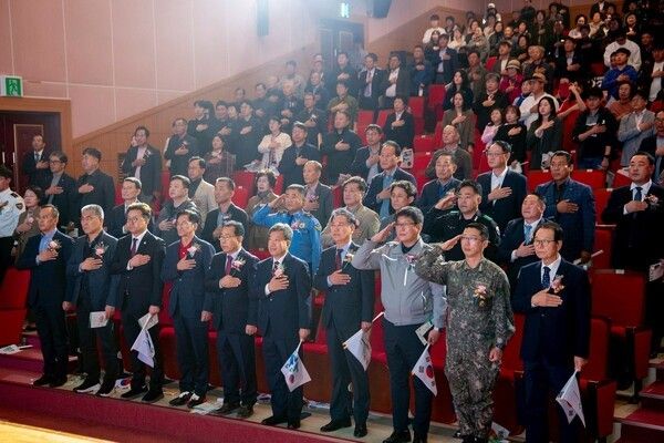 남한권 울릉군수 울릉군민의 날.독도의날 기념식 행사 참석 모습(사진제공=남한권페이스북)