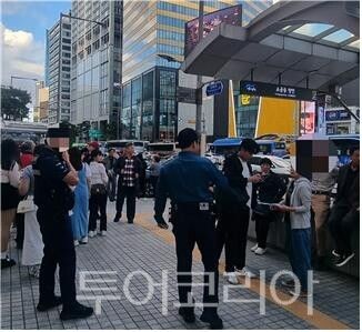 서울시 홍대입구역 등에서 관계기관 합동 무자격 가이드 자격증 조회/사진=서울시