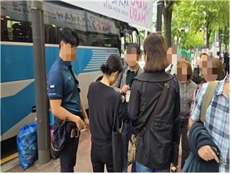 서울시 홍대입구역 등에서 관계기관 합동 무자격 가이드 자격증 조회/사진=서울시